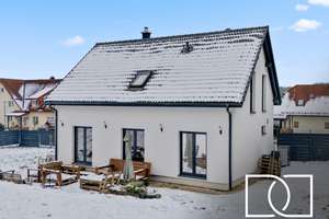 Bezugsfertiger Neubau! Energieeffizientes Einfamilienhaus in ruhiger Lage mit großem Garten – Die vollständige Adresse der Immobilie erhältst du vom Anbieter., 95473 Creußen – Vorschaubild 1