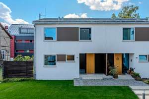 Großzügiges Reihenhaus mit Terrasse und Garten  im Zentrum von Stuttgart-Sillenbuch – Die vollständige Adresse der Immobilie erhältst du vom Anbieter., 70619 Sillenbuch (Ortsteil), Stuttgart – Vorschaubild 2