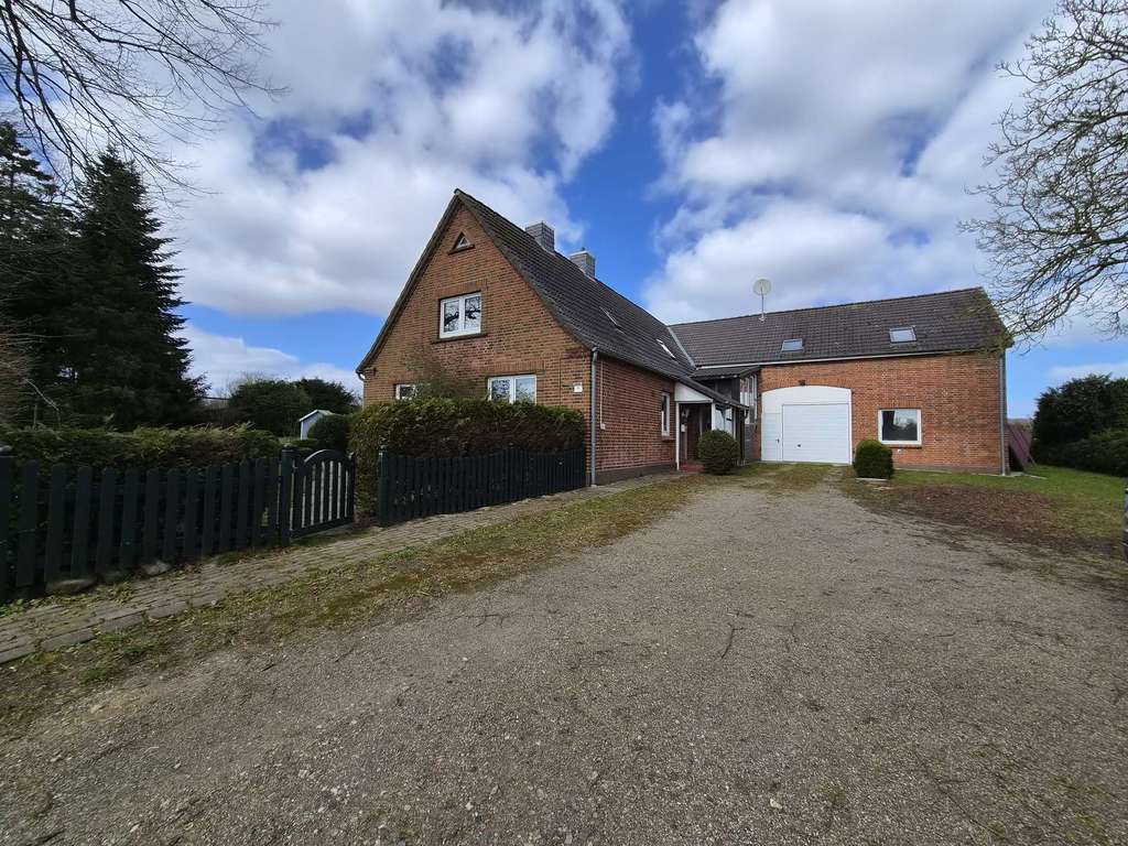 Immobilie in Schönwalde am Bungsberg - Mehrfamilienhaus mit drei mietfreien Wohneinheiten und großem Grundstück in Schönwalde zur Verfügung - Bild 0