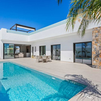 Elegante Villa mit privatem Pool neben dem Golfplatz in Los Alcázares
