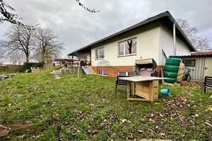 Großzügiger Bungalow mit Pool, Einliegerwohnung im UG, ausbaufähigem Dachboden & großem Garten! – Hannover (Kreis) – Vorschaubild 2