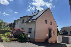 großzügige Doppelhaushälfte mit PV-Anlage, Parkett und  Garagen-/Lageranbau