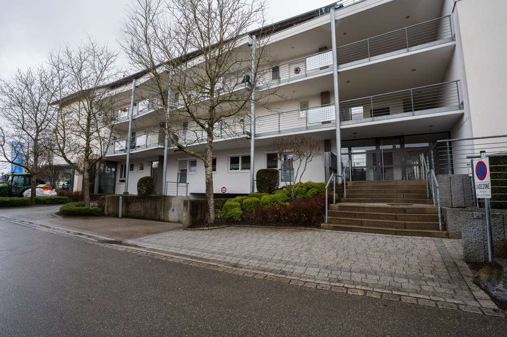 Immobilie in Aulendorf - Gepflegte 2-Zimmer-Wohnung mit Balkon und überbreitem Tiefgaragenstellplatz in Aulendorf - Bild 0