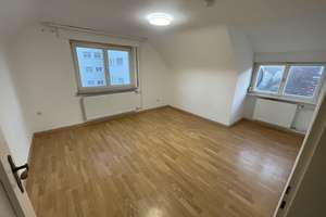 Sonnige 3 Zimmer DG-Whg.m.Stellplatz und Einbauküche in Stammheim ruhige Straße