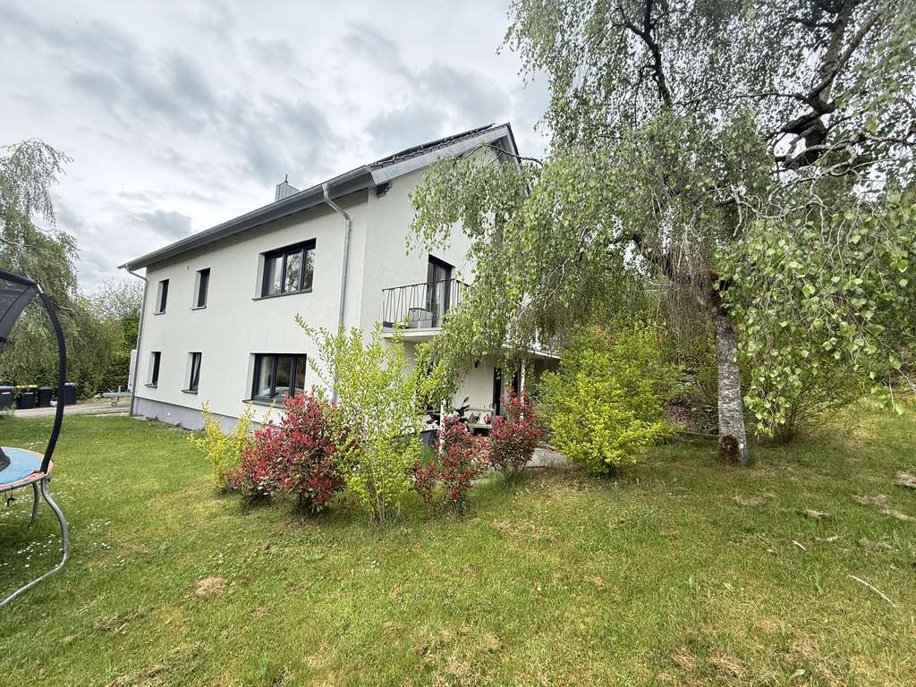 Immobilie in Wolfegg - Repräsentatives Haus mit 278 m², 11 Zimmern, Einliegerwohnung, Terrassen, Garten & Weitblick – moder - Bild 0