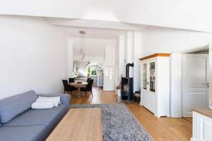 Großzügige 4-Zimmer-Dachgeschosswohnung mit beeindruckender Raumhöhe, Kamin und zwei Balkonen – Die vollständige Adresse der Immobilie erhältst du vom Anbieter., 81827 Waldtrudering, München – Vorschaubild 7