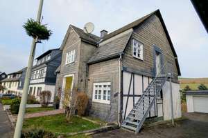 Mehr Platz, mehr Lebensqualität - Zweifamilienhaus in idyllischer Lage – Die vollständige Adresse der Immobilie erhältst du vom Anbieter., 57392 Schmallenberg – Vorschaubild 2