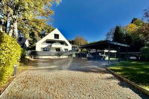 Moderne und helle Erdgeschosswohnung, mit schönem Sonnengrundstück und eigenem Carport!
