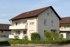 3-Familienhaus in Weinstadt-Beutelsbach – gepflegt, ruhig gelegen, mit 3 Garagen – Die vollständige Adresse der Immobilie erhältst du vom Anbieter., 71384 Weinstadt – Vorschaubild 1