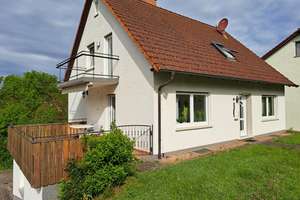 Alltagstauglich wohnen in diesem geräumigen Einfamilienhaus in Neunkirchen mit Wärmepumpe. – Sportplatzstraße 18, 63930 Neunkirchen – Vorschaubild 1