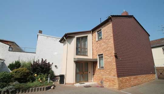 Bild von Gepflegtes Einfamilienhaus mit 3 Garagen in Kostheim