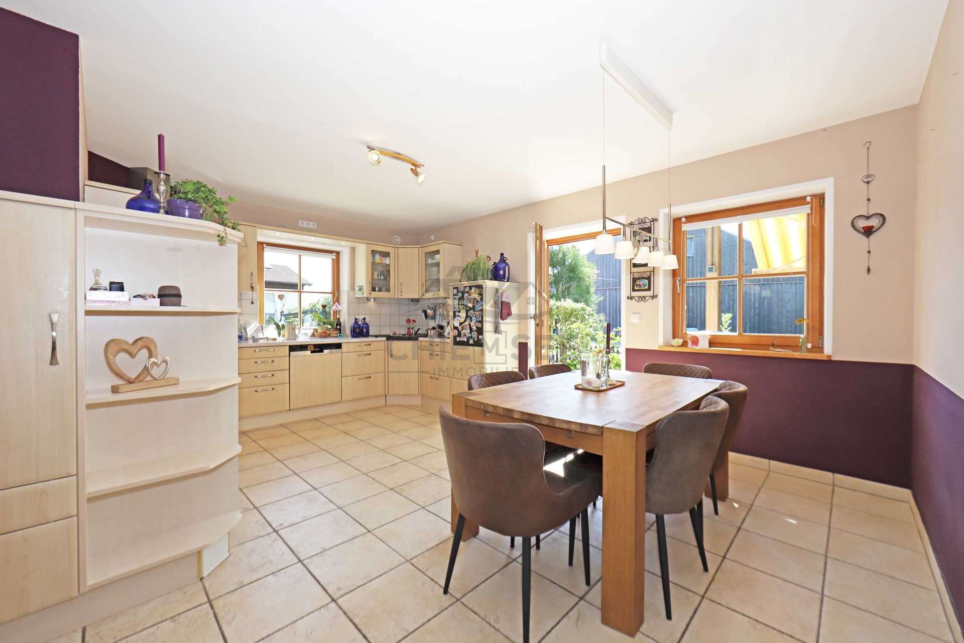 Immobilie in Taching am See - Ruhig gelegenes EFH mit Doppelgarage, Carport, Wärmepumpe & Weitblick am Tachinger See - Bild 1