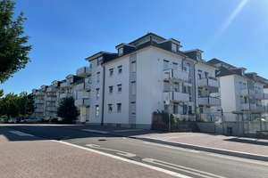 NIEDRIGENERGIEHAUS: Maisonettewohnung mit Galerie, Balkon und 2 Stellplätzen