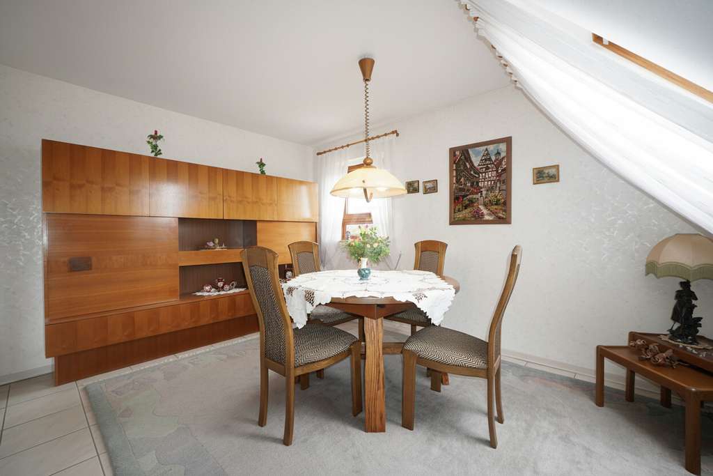 Immobilie in Kupferzell - Gepflegte Maisonette-Wohnung mit Balkon, Einbauküche und Doppelgarage - Bild 2