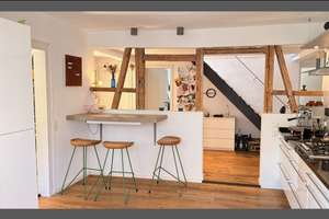 Stilvolle Altbau-Dachgeschosswohnung mit Dachstudio, Kaminofen und Balkon im Herzen des Westens