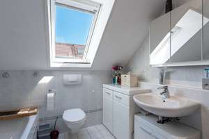 Lichtdurchflutete 4-Zimmer-DG-Wohnung mit Süd-Dachterrasse und neuer Hybrid-Wärmepumpenheizung – Die vollständige Adresse der Immobilie erhältst du vom Anbieter., 81475 Fürstenried-West, München – Vorschaubild 7