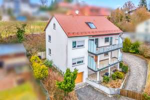 Fernsicht geboten! Gepflegtes Dreifam.-Haus mit zwei Garagen und Carport – Die vollständige Adresse der Immobilie erhältst du vom Anbieter., 92690 Pressath – Vorschaubild 2