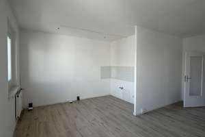 Tolles Familien-Apartment mit offener Küche, Balkon und Wannenbad! – Naumburger Ring 18, 12627 Hellersdorf, Berlin – Vorschaubild 3