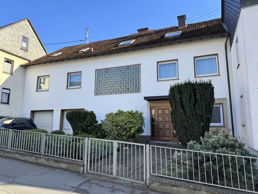 Immobilie in Waldems - Großzügiges ZFH mit Garten · 2 Garagen · 2 Außenstellplätzen - Bild 1