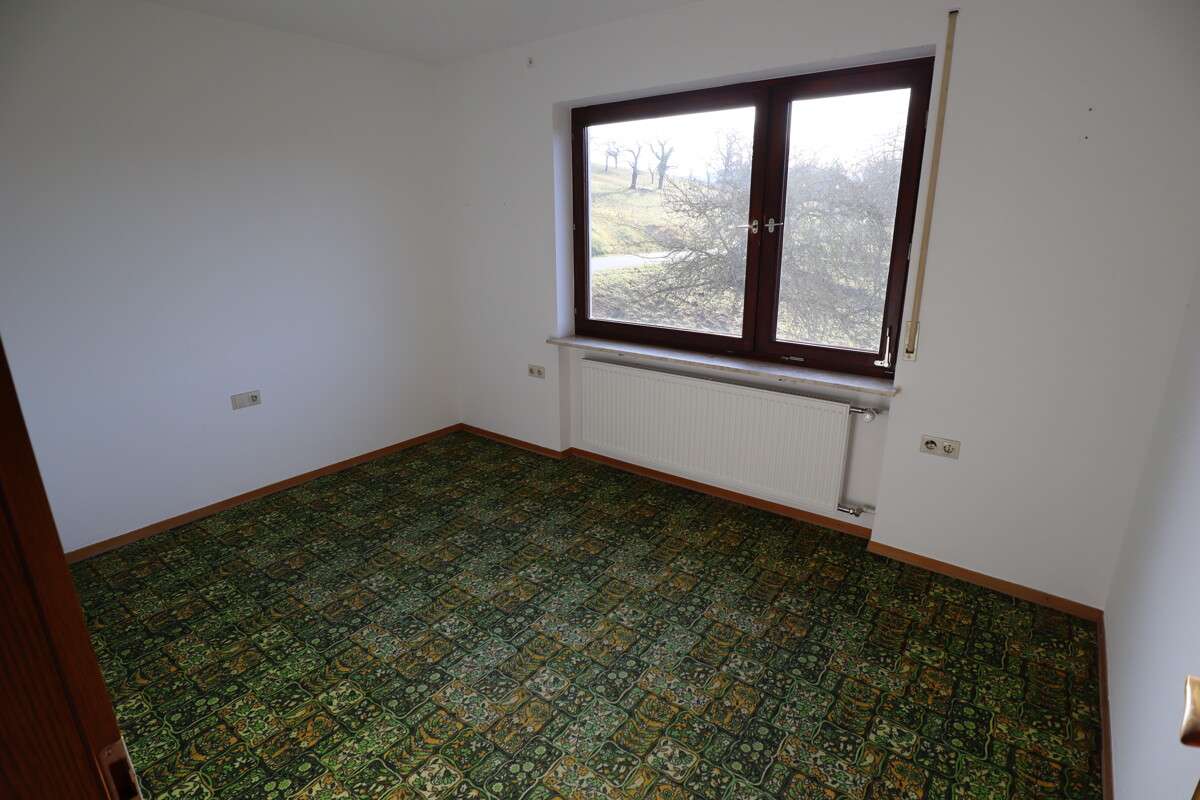 Immobilie in Ingelfingen - Großzügiges Einfamilienhaus mit vermieteter Einliegerwohnung, Garagen & naturnaher Ruhelage - Bild 4