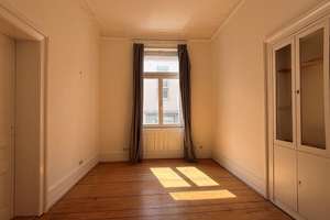 Altbaucharme trifft Wohnkomfort – Stilvolle 4-Zimmer-Wohnung mit Balkon, Tageslichtbad u. Stellplatz – Die vollständige Adresse der Immobilie erhältst du vom Anbieter., 60435 Eckenheim, Frankfurt am Main – Vorschaubild 3