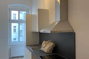 LONG TERM OFFER: Zentrale Altbauwohnung mit Neubauaustattung und Blick ins Grüne  – Straße der Pariser Kommune 29, 10243 Friedrichshain, Berlin – Vorschaubild 4