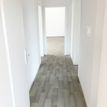 Erstbezug nach Sanierung: 4-Zimmer-Wohnung mit Balkon im 1. OG in Garbsen