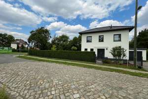 Exklusive Stadtvilla mit Garage und großzügigem Garten in Falkensee – Die vollständige Adresse der Immobilie erhältst du vom Anbieter., 14612 Falkensee – Vorschaubild 2