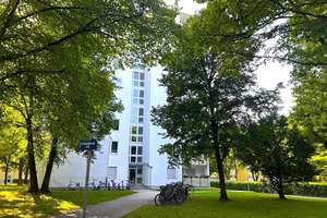 Charmante 2-Zimmer-Wohnung mit Balkon in begehrter Lage Englschalking – Freischützstraße 35, 81927 Englschalking, München – Vorschaubild 1