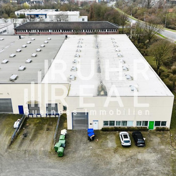 Hallenfläche in Krefeld-Oppum | ebenerdiges Sektionaltor + Rampe | Stellplätze