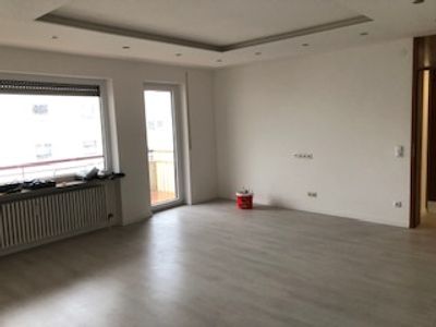 Großzügige 4-Zi. Wohnung mit Balkon und EBK