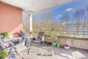 ERSTKLASSIGE & GEPFLEGTE  1,5 ZIMMER WOHNUNG MIT GROßEM SÜD-BALKON MIT GRÜNBLICK - IN ERBPACHT