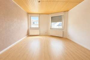 Zentrale 3-Zimmer-Wohnung mit Wohnküche, Diele und Wannenbad