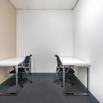 Privater Büroraum für 3 Person in Regus THE SQUAIRE Conference Center