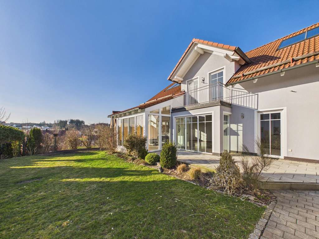 Immobilie in Altfraunhofen - Ihr neues Zuhause im Grünen – charmantes Landhaus mit Kamin & Wintergarten in Altfraunhofen - Bild 3