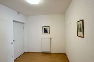 Große 2-Zimmer-Wohnung mit Balkon und Stellplatz nahe dem Stadtzentrum von Bad Neustadt – Goethestraße 15g, 97616 Bad Neustadt an der Saale – Vorschaubild 3