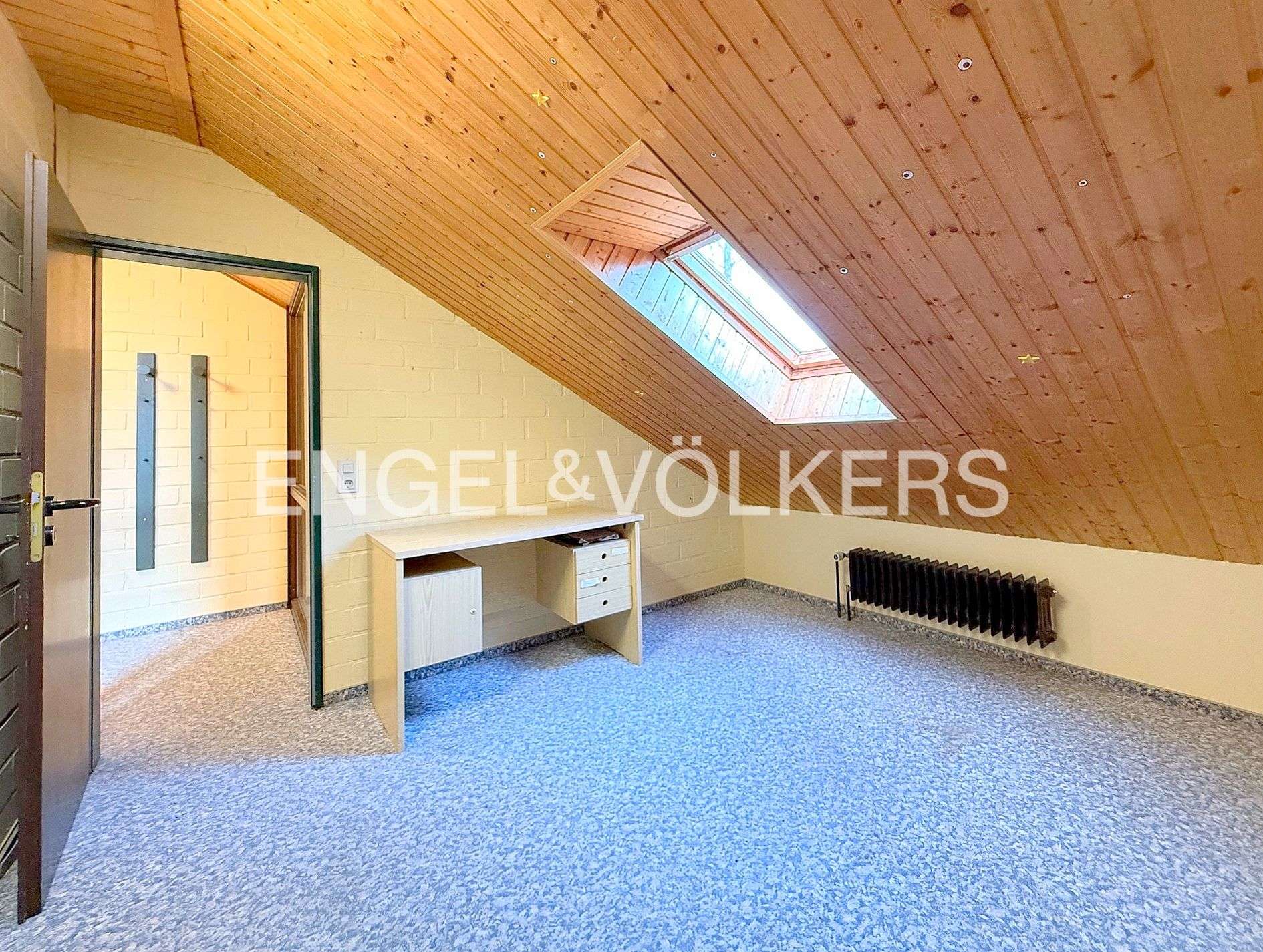 Immobilie in Schortens - Großzügiges Wandlungswunder: Ehemaliges Gemeindehaus mit 330 m² Fläche und Baugrund-Option - Bild 2