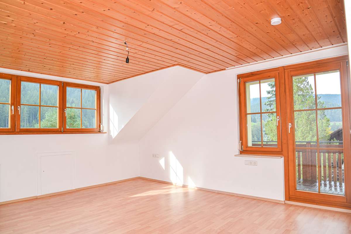 Immobilie in Enzklösterle - Mehrgenerationenhaus, Ferienwohnungen, ruhige Lage, sehr guter Zustand, neue Heizung, PV, Garagen - Bild 7