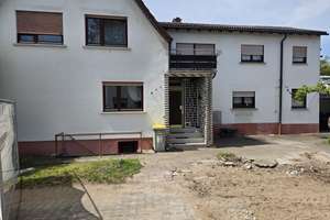 älteres Wohnhaus - Renovierungsbedürftig