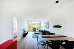 Lichtdurchflutete, geschmackvoll neu möblierte Wohnung mit Parkblick (flexibler Zeitmietvertrag)