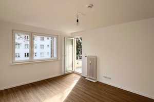 komplett SANIERT + sofort FREI + 2,5 Zimmer-Wohnung + EBK + Süd-Loggia in Lankwitz + Fensterbad – Berlin – Vorschaubild 3