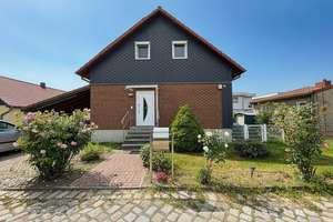 Effizientes Einfamilienhaus mit PV-Anlage in guter Lageanbindung auf Erbpachtgrundstück