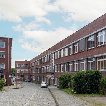 Ideale Anbindung und moderne Büros!