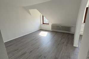 Helle Dachgeschosswohnung in Duisburg-Duissern zur Miete – Ideal für Singles oder Paare – Duisburg – Vorschaubild 1