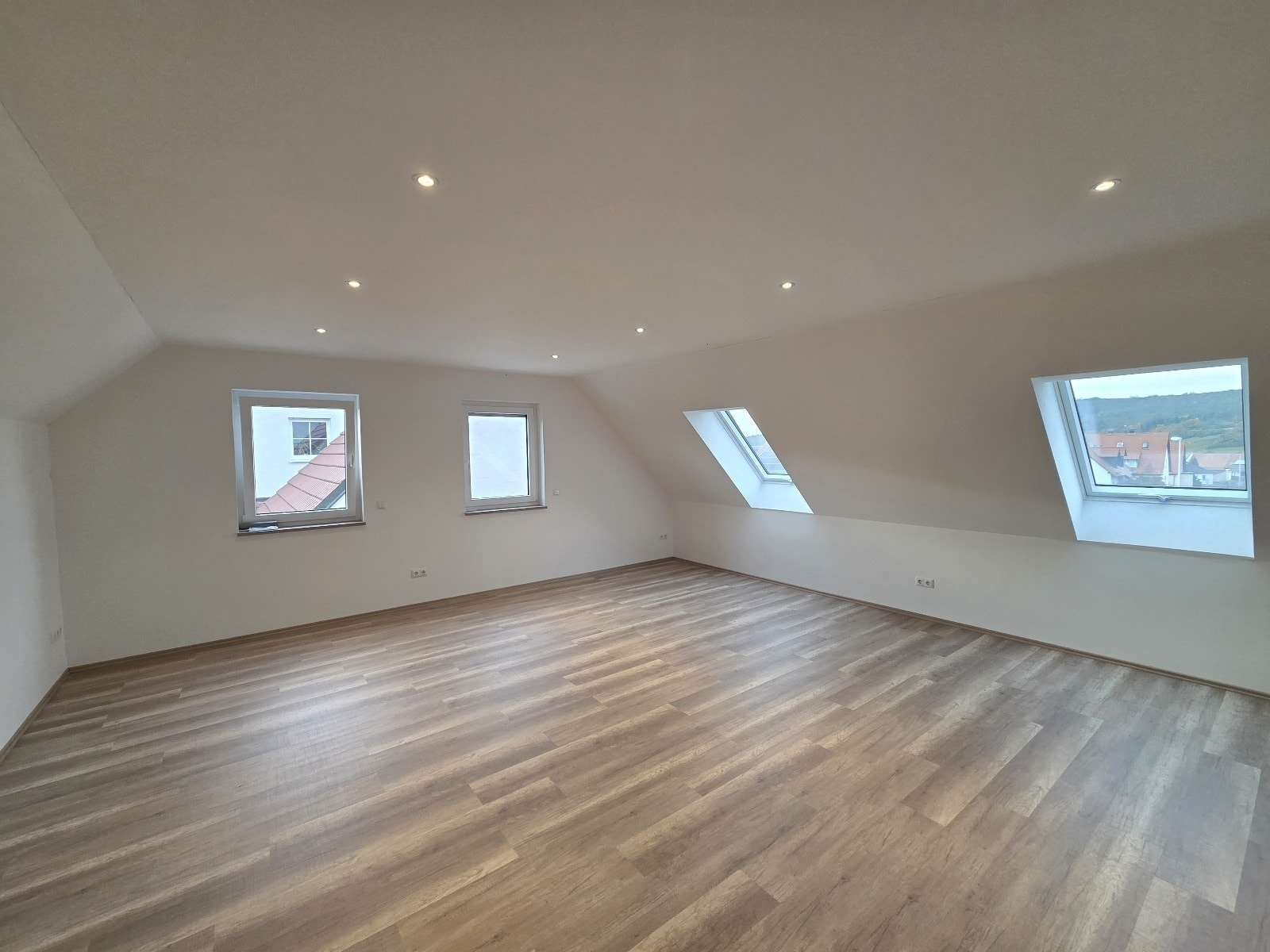 Immobilie in Rauhenebrach - Junges und großes EFH in ruhiger, sonniger Siedlungslage (Wfl. 220 m² / Grund 949 m²) mit Doppelg - Bild 9