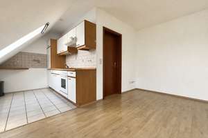 Charmante 1,5-Zimmer-Dachgeschosswohnung mit Einbauküche und Kfz-Stellplatz
Bamberg Moosstraße – Die vollständige Adresse der Immobilie erhältst du vom Anbieter., 96050 Ost, Bamberg – Vorschaubild 4
