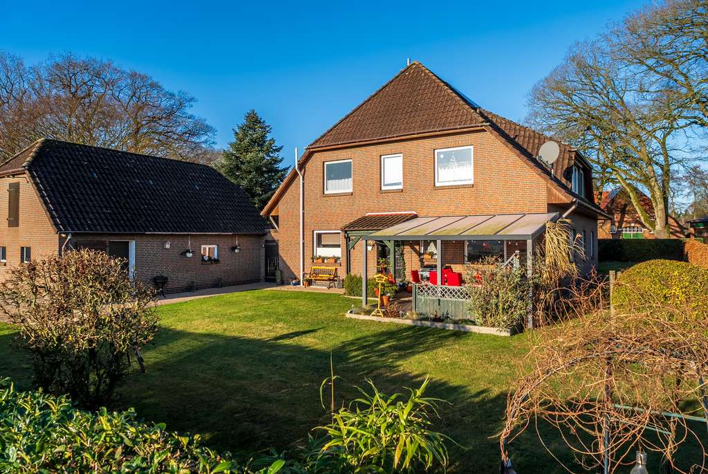 Immobilie in Hatten - Hochwertiges Zweifamilienhaus mit großem Grundstück in Hatten - Bild 3