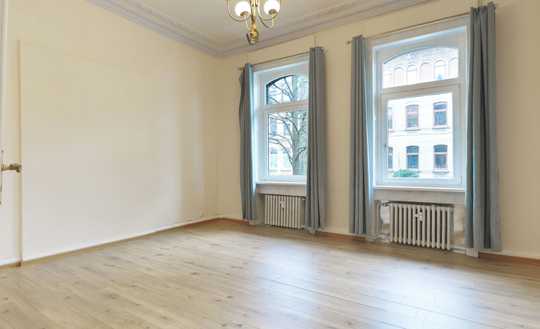 Bezugsfreie 3-Zimmer-EG-Wohnung (133 m²) mit Einbauküche im modernisierten Gründerzeithaus | nahe
