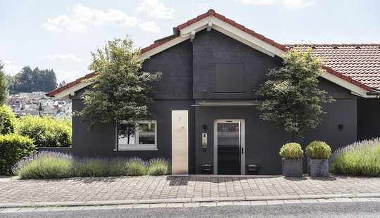 Bild von Moderner, sanierter 70's Bungalow mit Weitblick, aufwendig angelegtem Süd-Garten & Designer-Küche