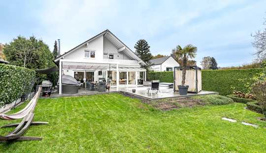 Bild von Wohnen in Bestlage: Stilvolles Einfamilienhaus mit traumhaftem Außenbereich